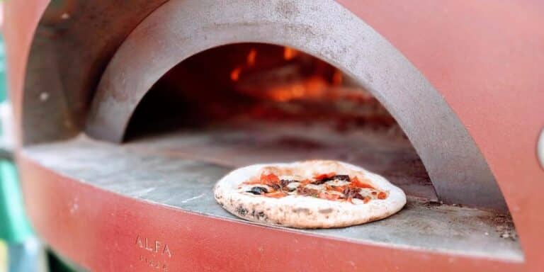 Can you use regular bricks for a pizza oven?