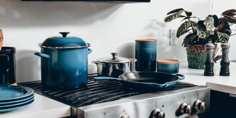Do electric stoves stay hot?
